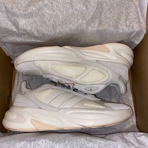 Women’s Adidas sneakers size 7.